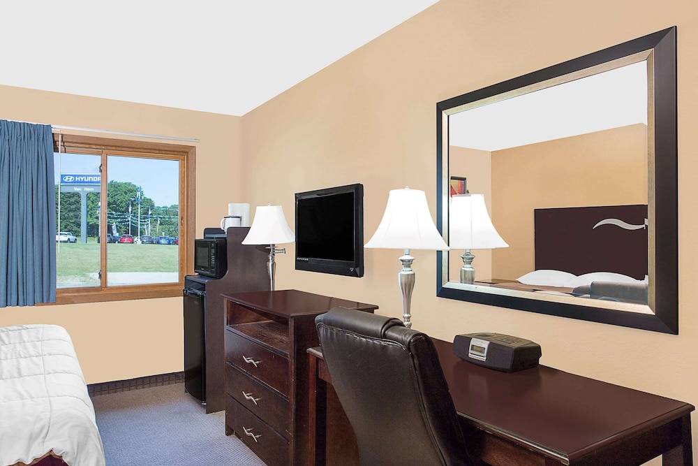 Super 8 by Wyndham Sheboygan WI 13/19