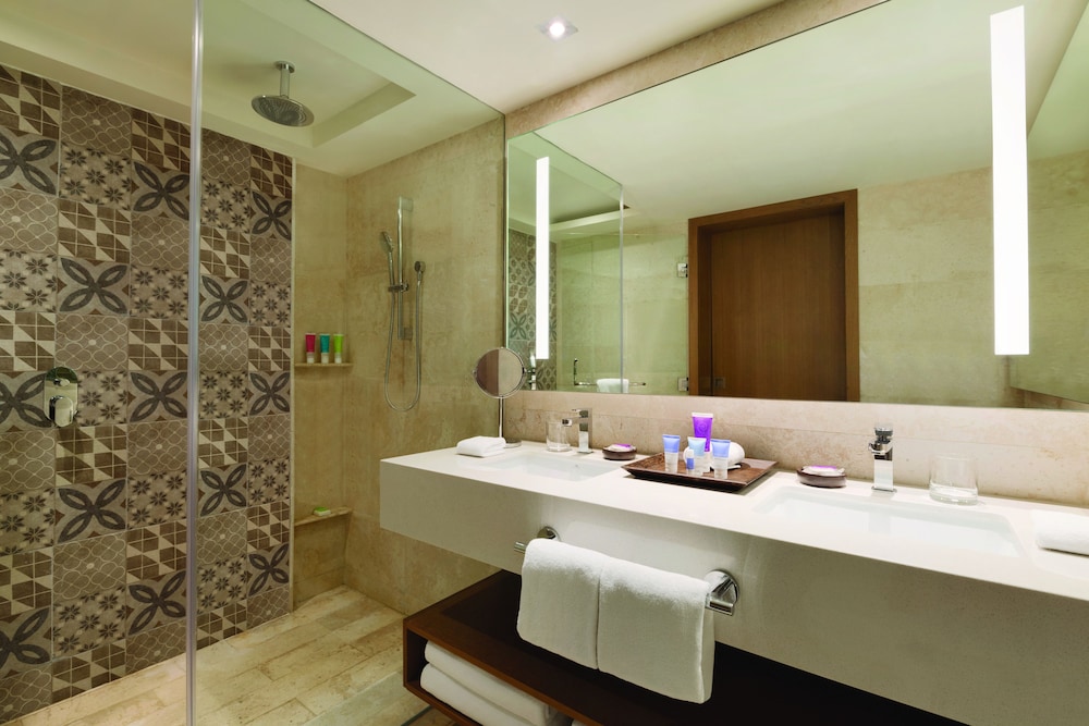 غرفة بسرير كينج بإطلالة على البحر مع أريكة، HYATT ZIVA CANCUN 4/4