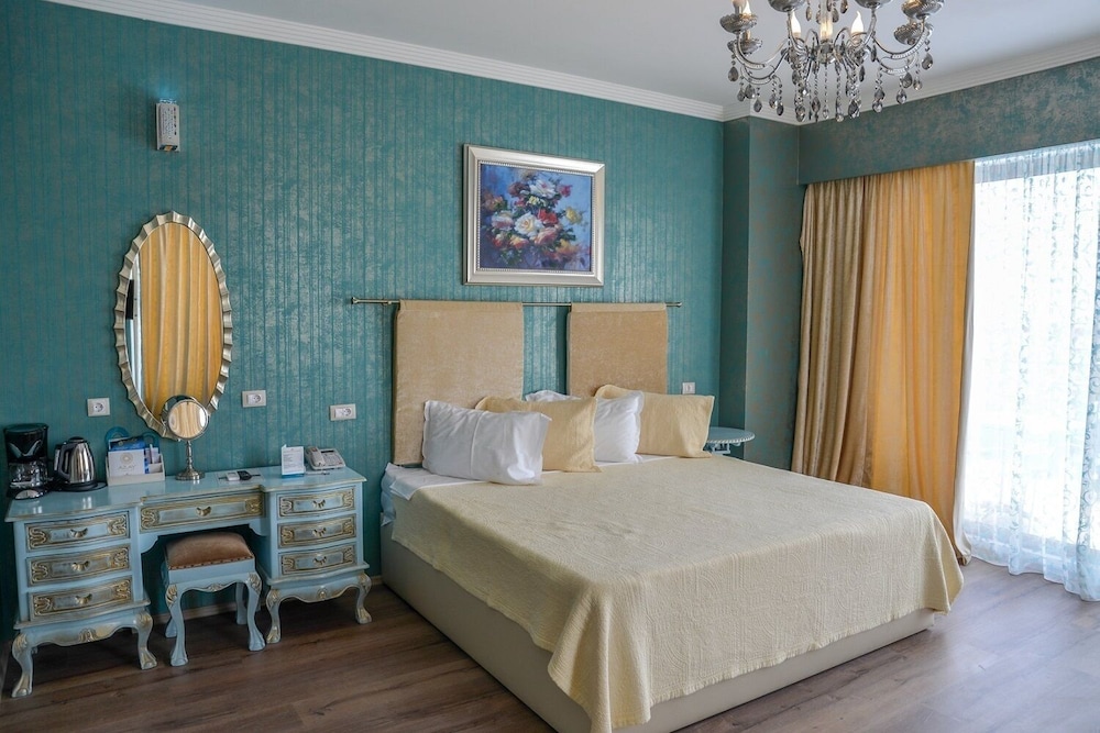 Phoenicia Luxury 11/55