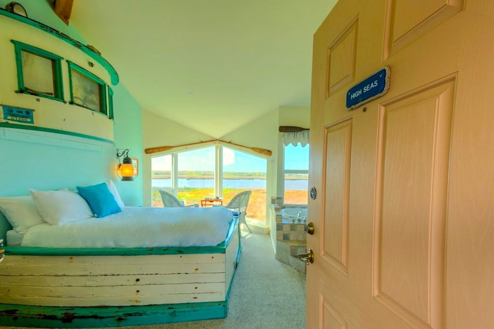 ROMANTIC, QUEEN BED, RIVER VIEW, BATHTUB