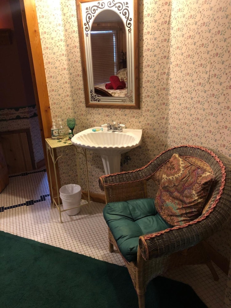 Evergreen Cottage Inn & Cabins 16/38