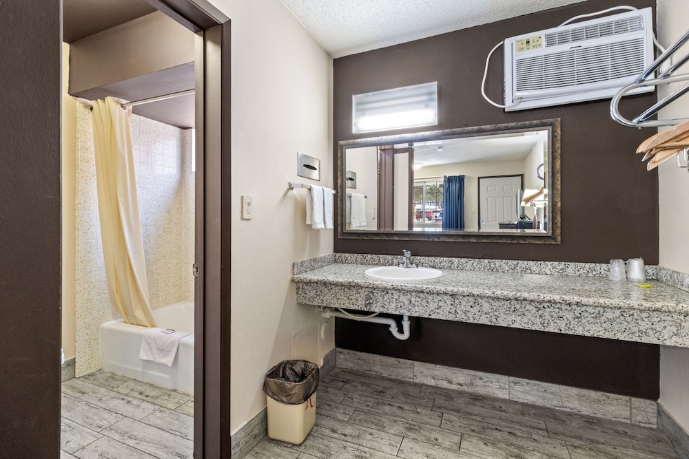 ECONOMY INN BARSTOW 56/57