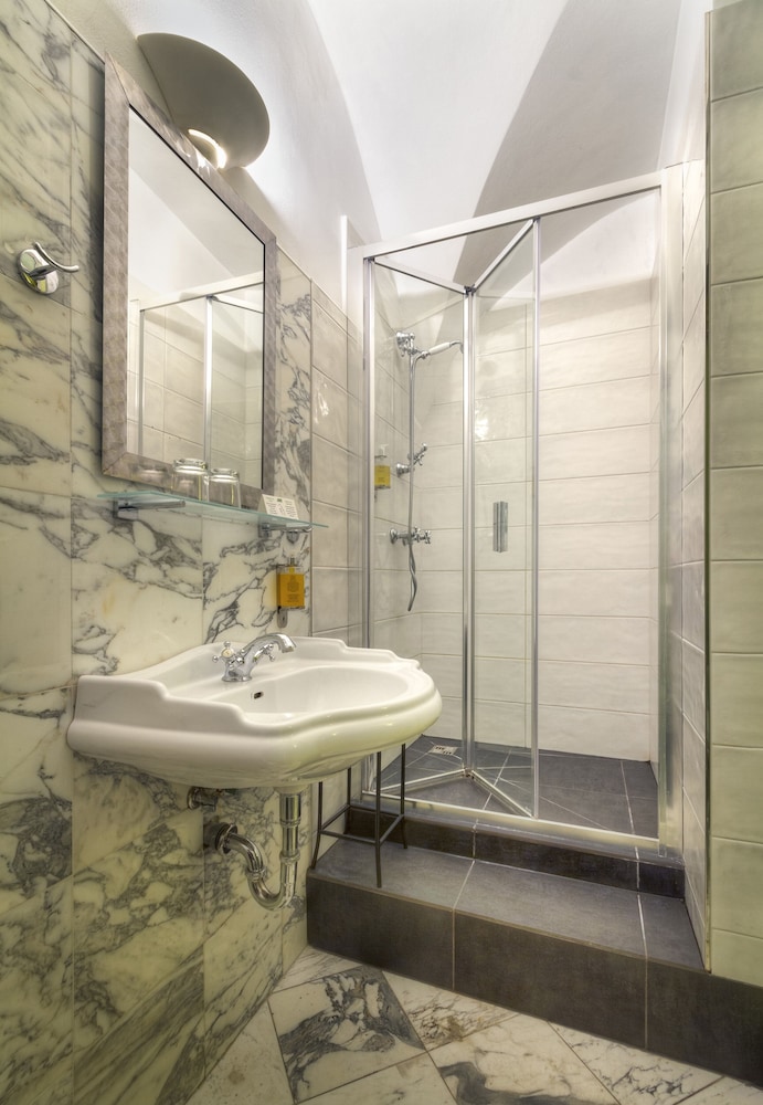 Black Star Suites 44/44