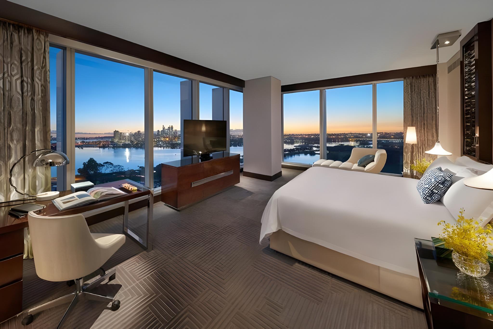 CLUB, PREMIER, SUITE, WITH VIEW