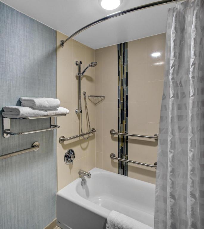 غرفة بسريرين مزدوجين مع أريكة بحوض استحمام لذوي الإعاقة، Hyatt Place Nashville Opryland 2/2
