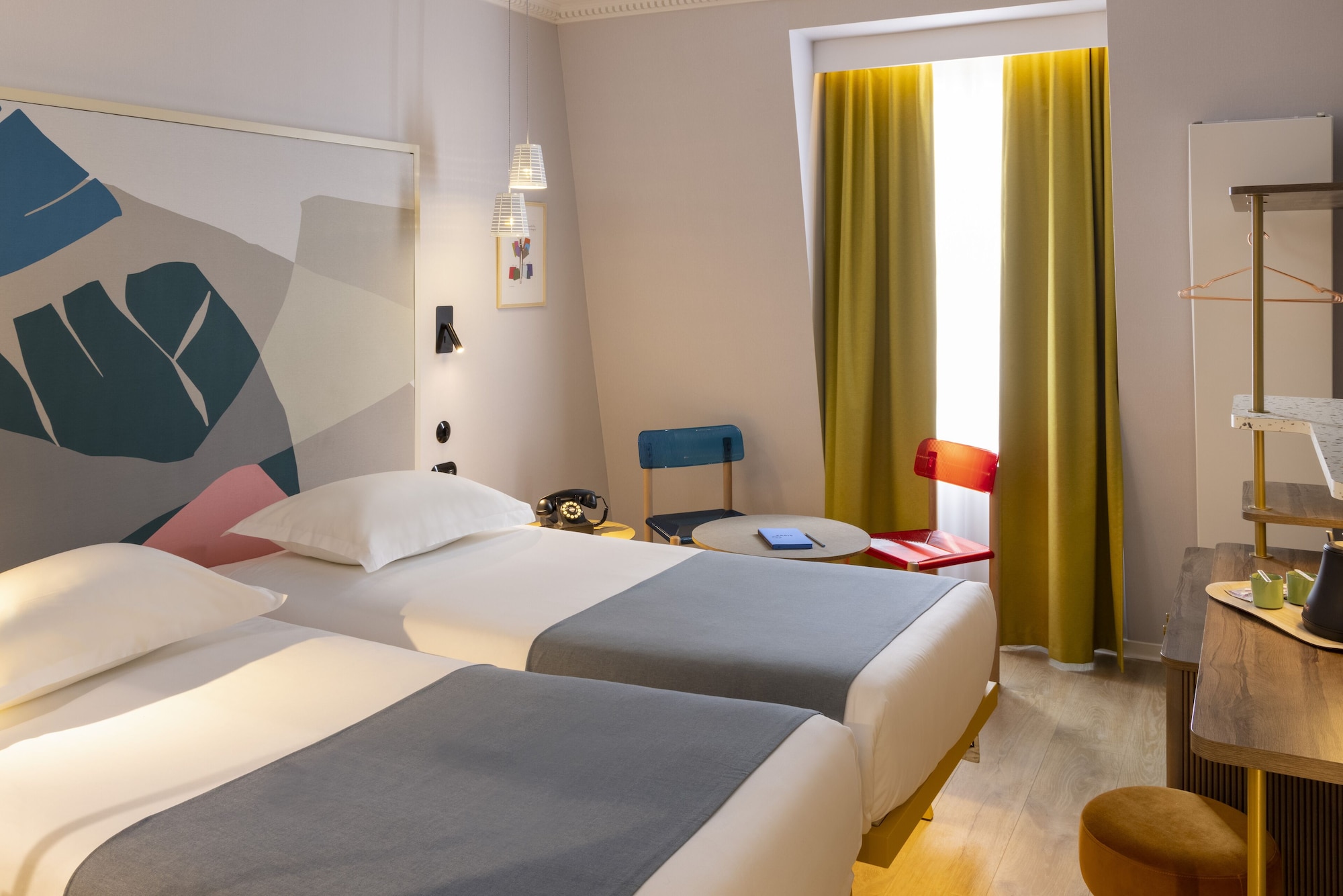 ROOM, TWIN BEDS