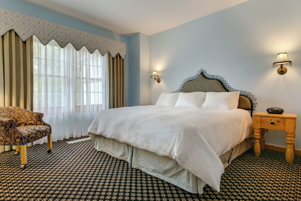2 Bedrooms, Grand, Mountain, Lodge, Suite, King and Queen Bed, 2 Bunk Beds, Bunk Bed, Sofa