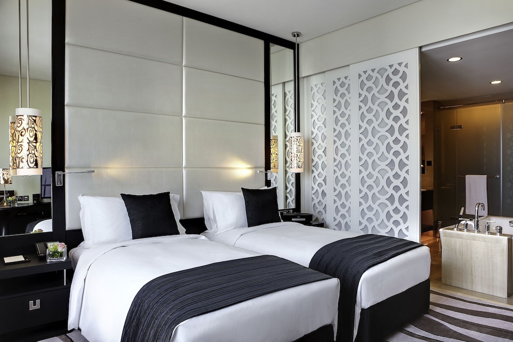 SUPERIOR, TWIN BEDS, CITY VIEW
