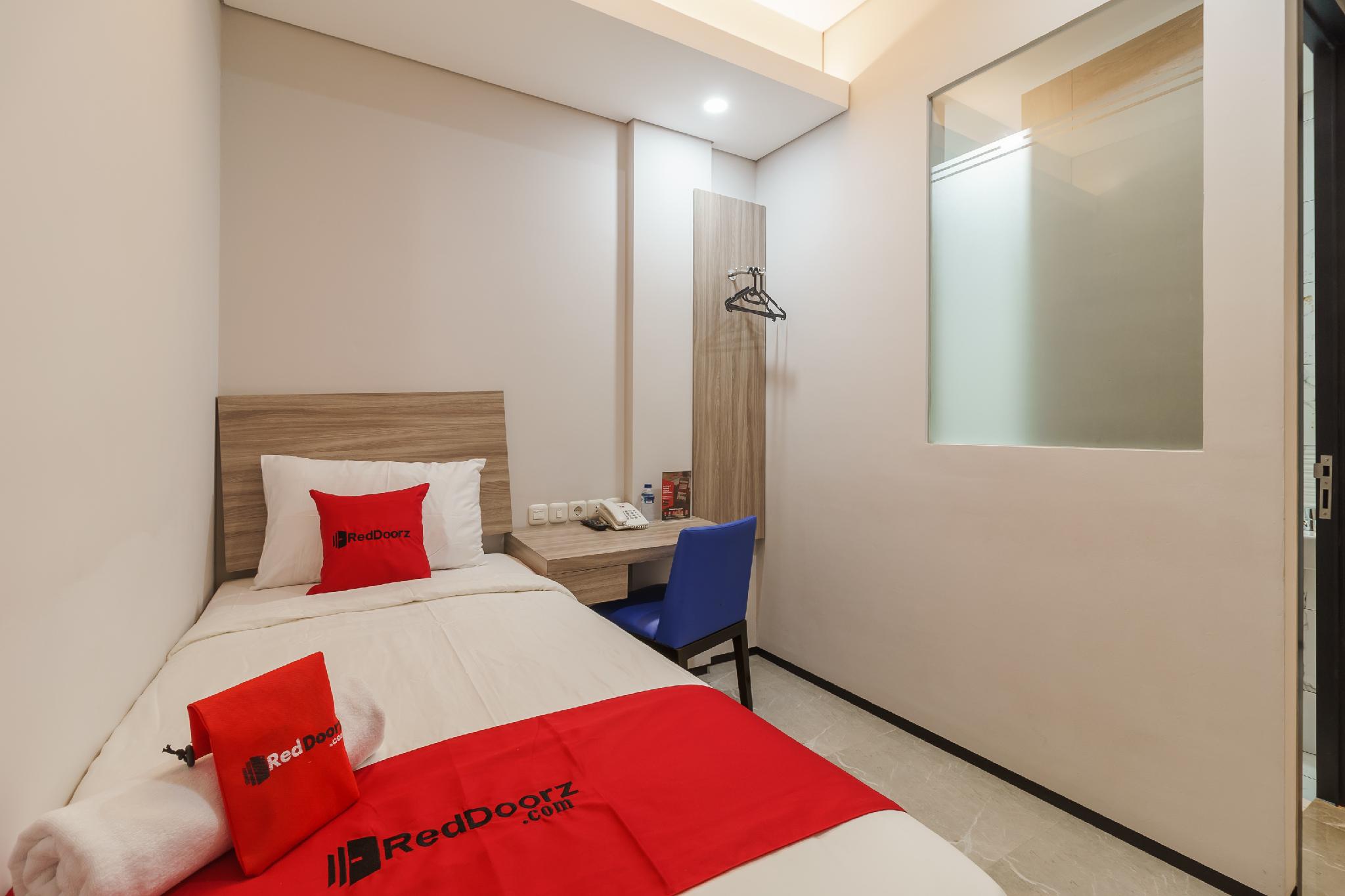 RedDoorz Plus near Senayan City 2/16