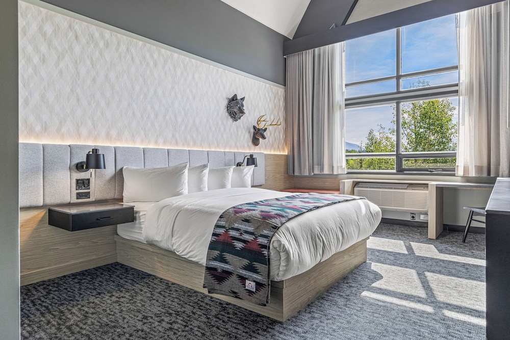 ROOM, QUEEN BED