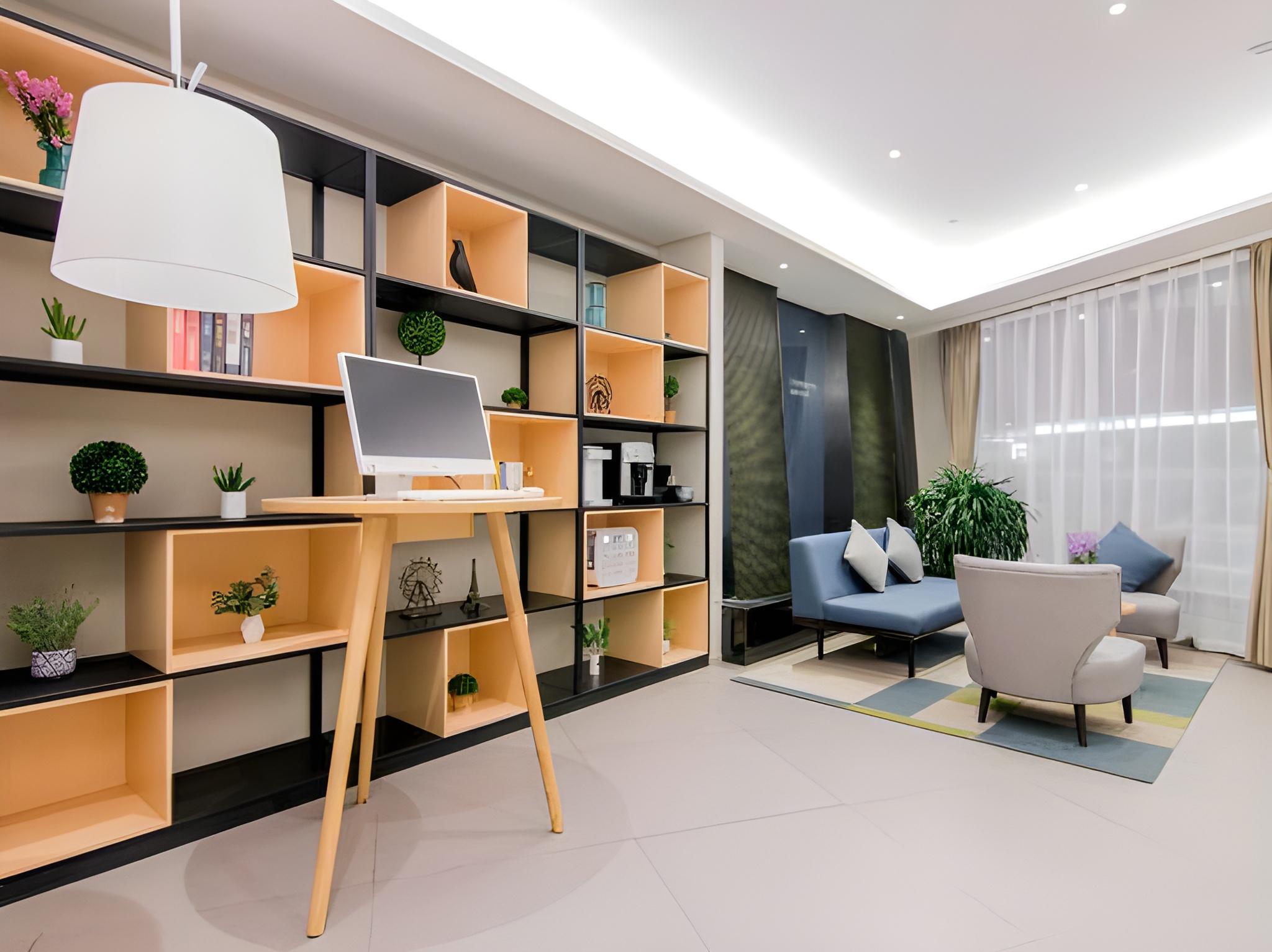 Home Inn Selected (South Square of Shanghai Railway Station) 51/63