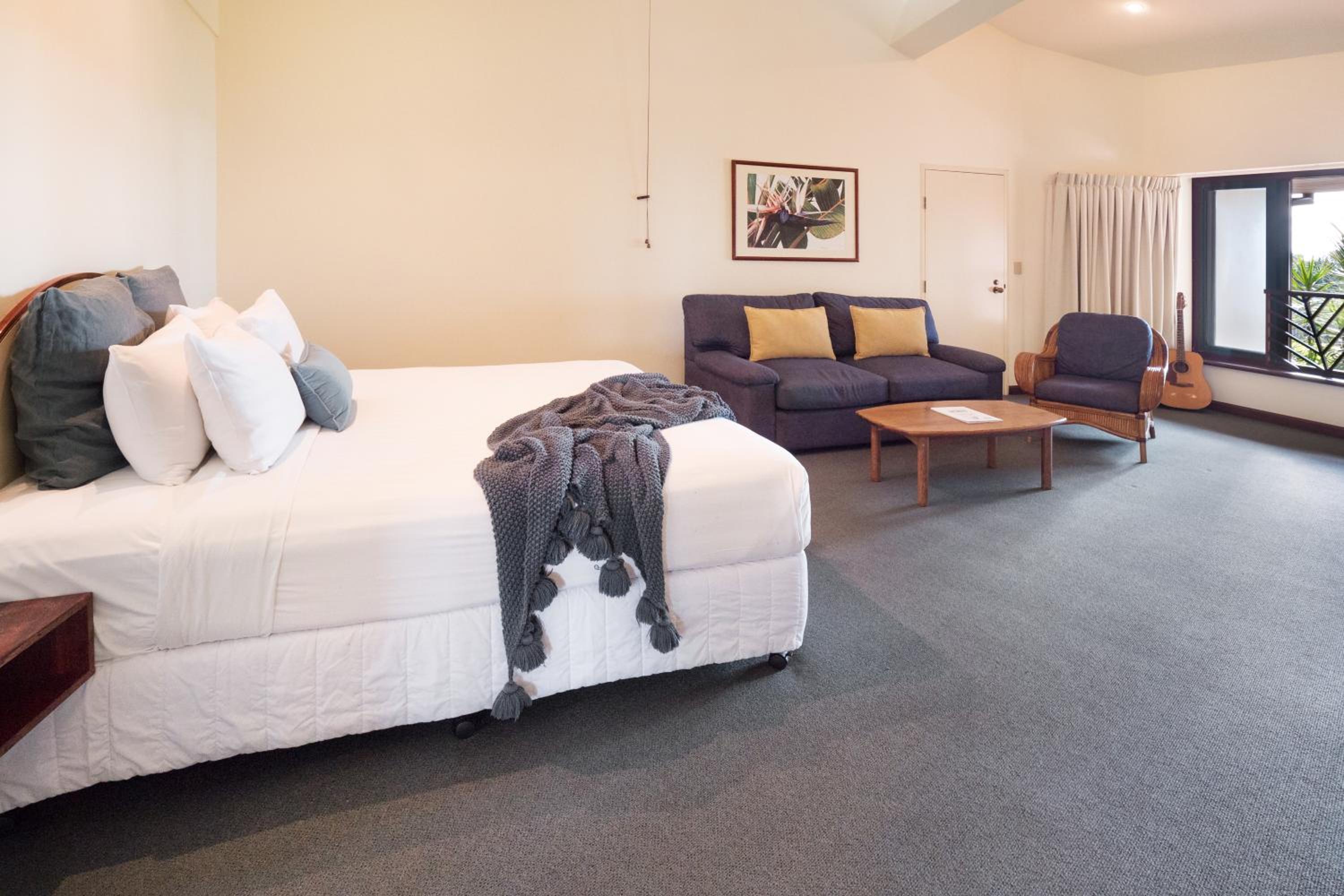 PACIFIC, SUITE, KING BED