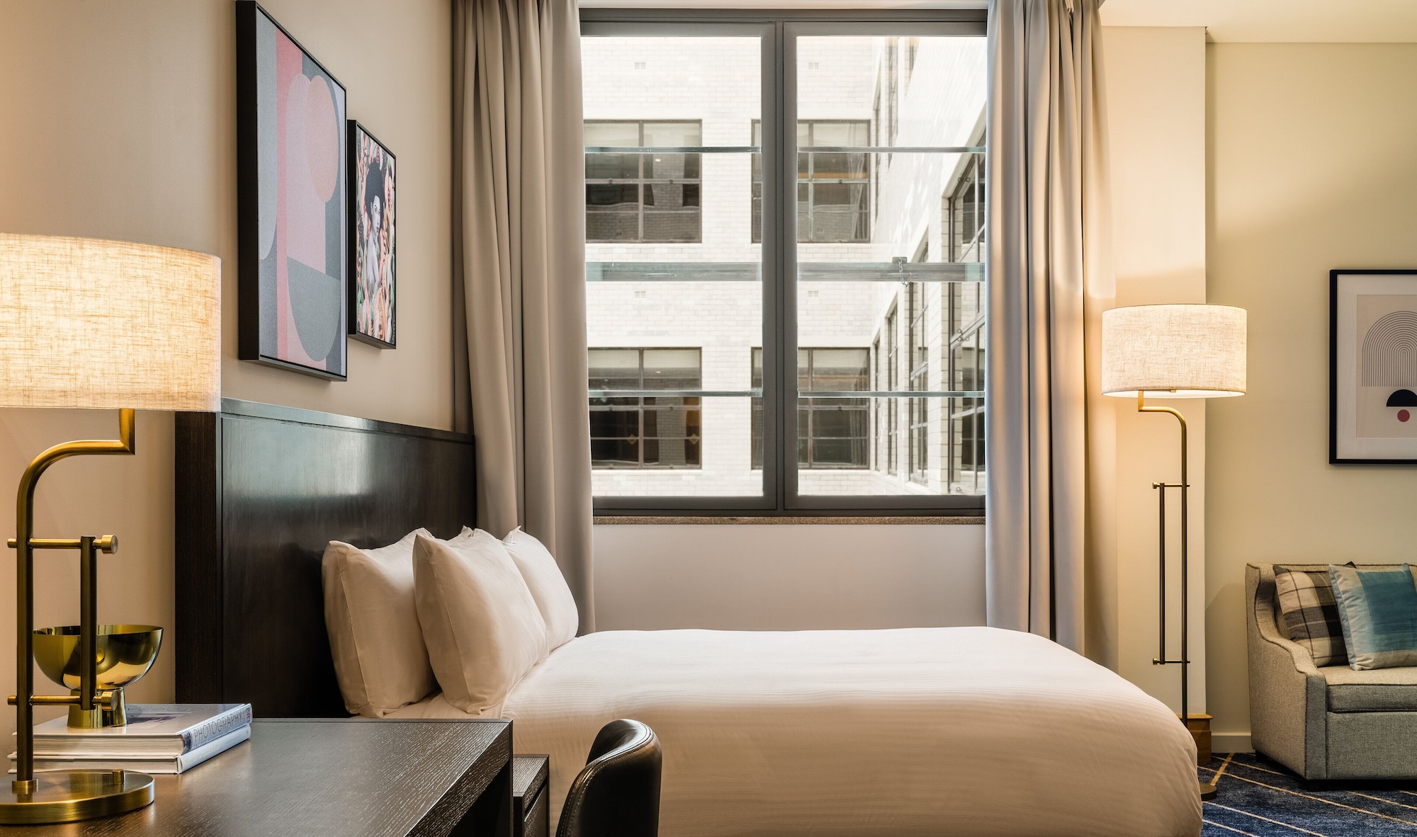 غرفة بريميوم بسرير كينج بمنطقة جلوس، Kimpton Margot Sydney an IHG Hotel 2/4