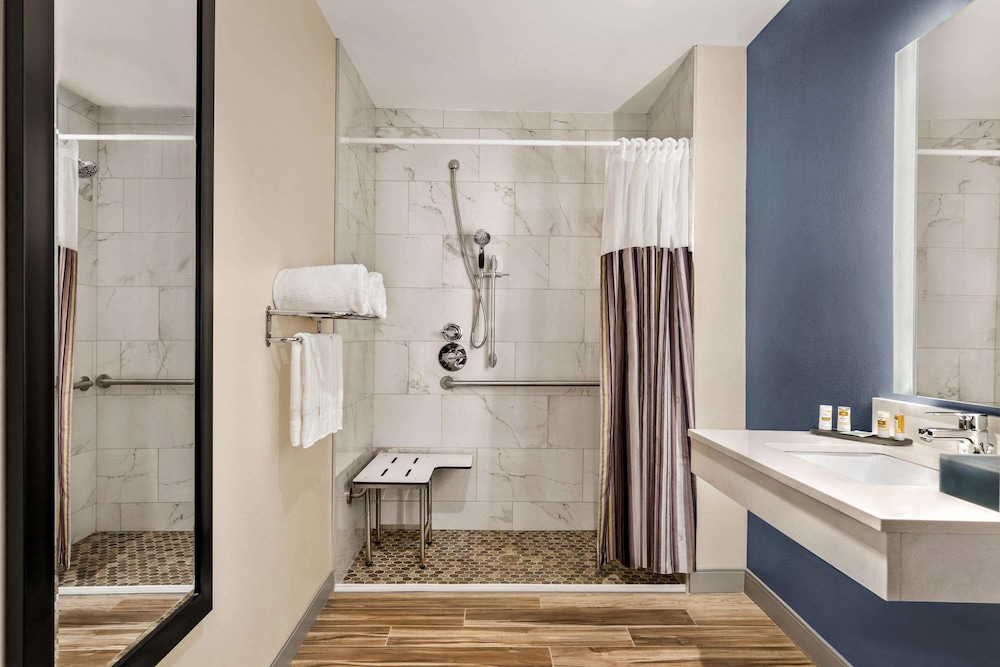 La Quinta Inn & Suites by Wyndham San Bernardino 45/45