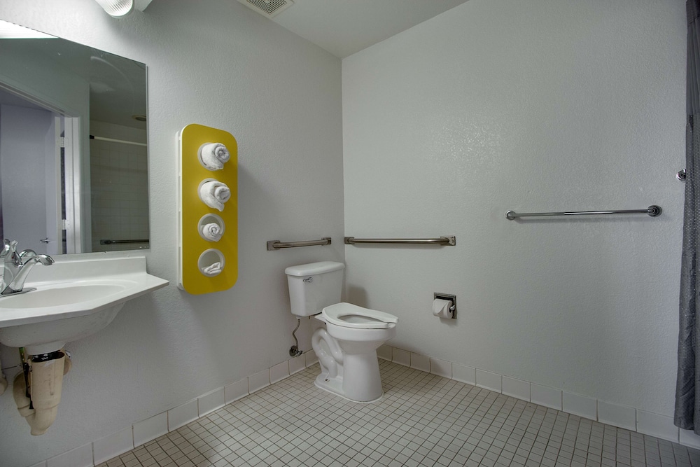 Motel6 Phoenix, AZ - East 22/28