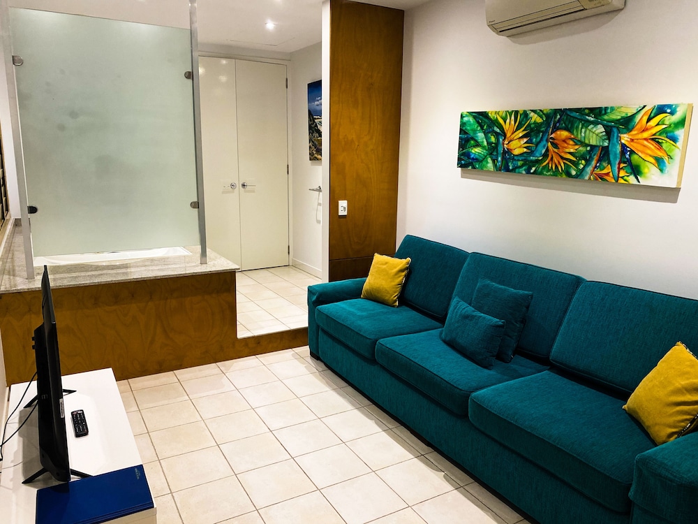 SANCTUARY PALM COVE 32/50