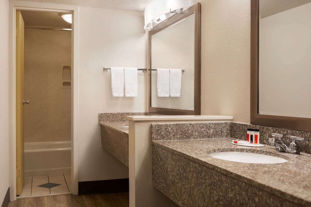 Hotel Bo, a Days Inn by Wyndham Chattanooga Downtown 17/48