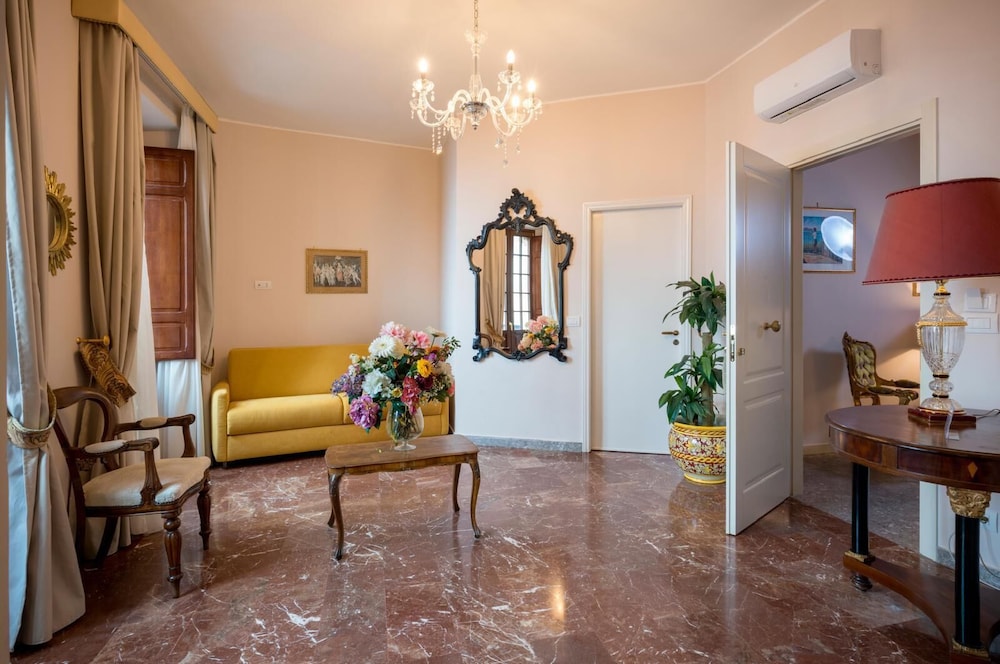 Porta Di Mezzo Luxury B And B 19/38