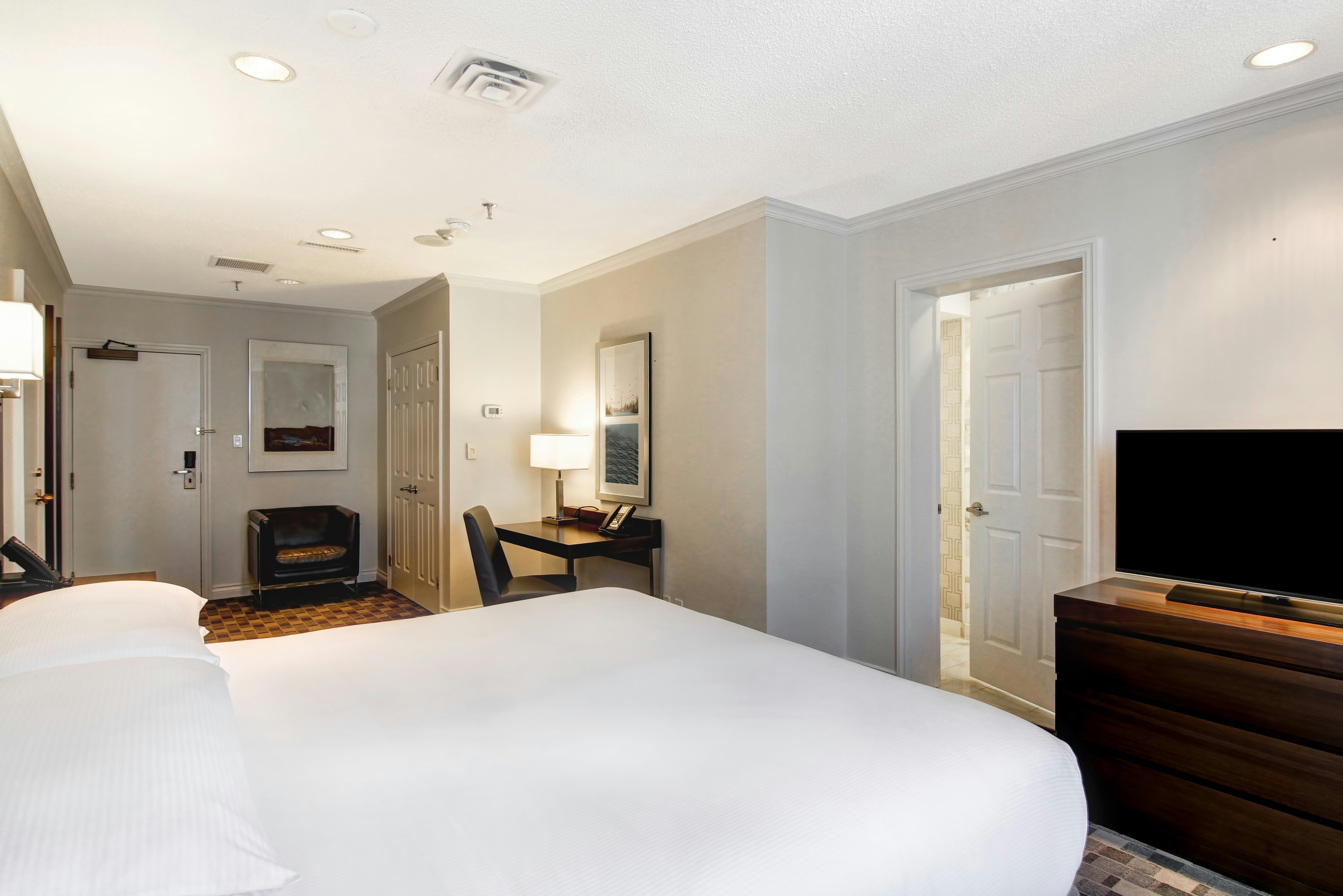 ROOM, KING BED