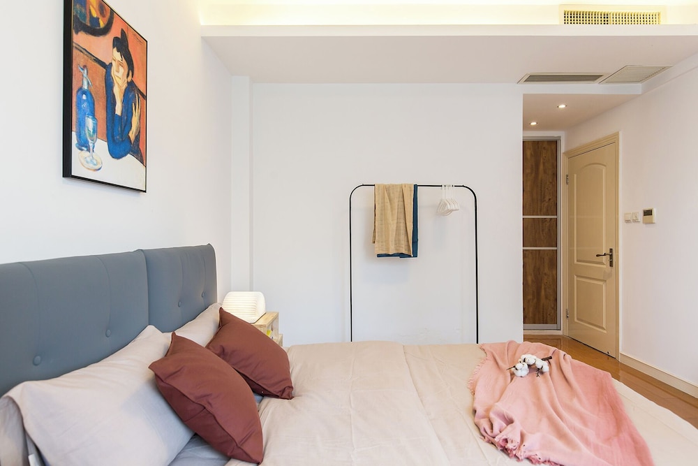 2 Bedrooms, Senior, Apartment, 2 Queen Beds, Kitchen، Book and Bed-People's Square 8/10