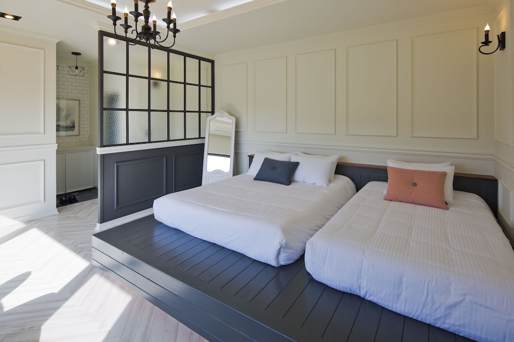DELUXE, TWIN BEDS