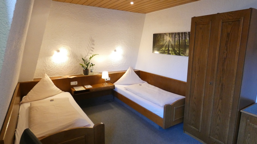 ROOM, TWIN BEDS