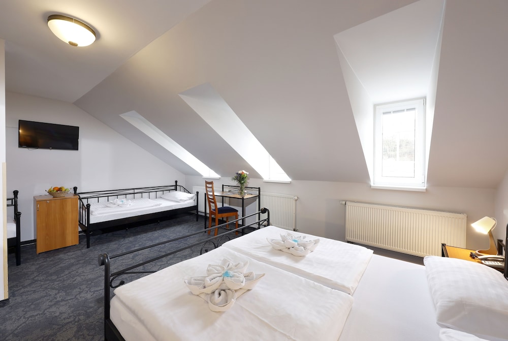 ROOM, QUADRUPLE