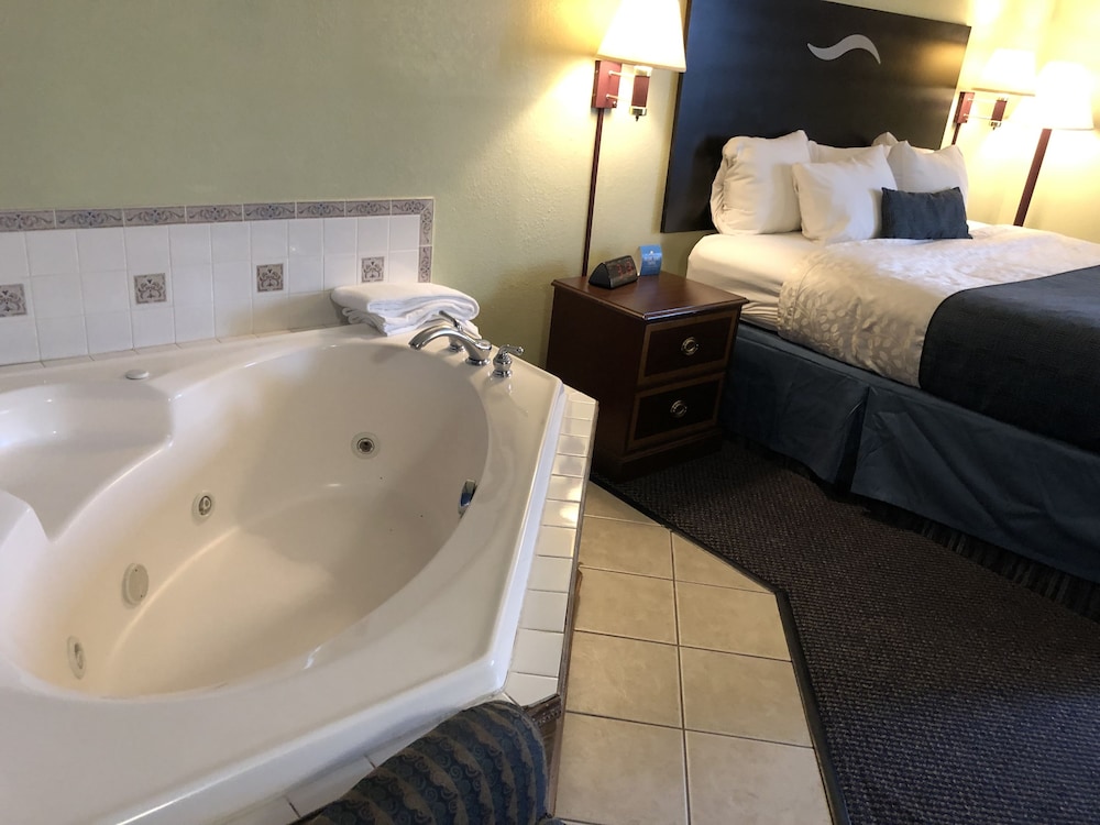 Days Inn & Suites by Wyndham Youngstown / Girard Ohio 16/39