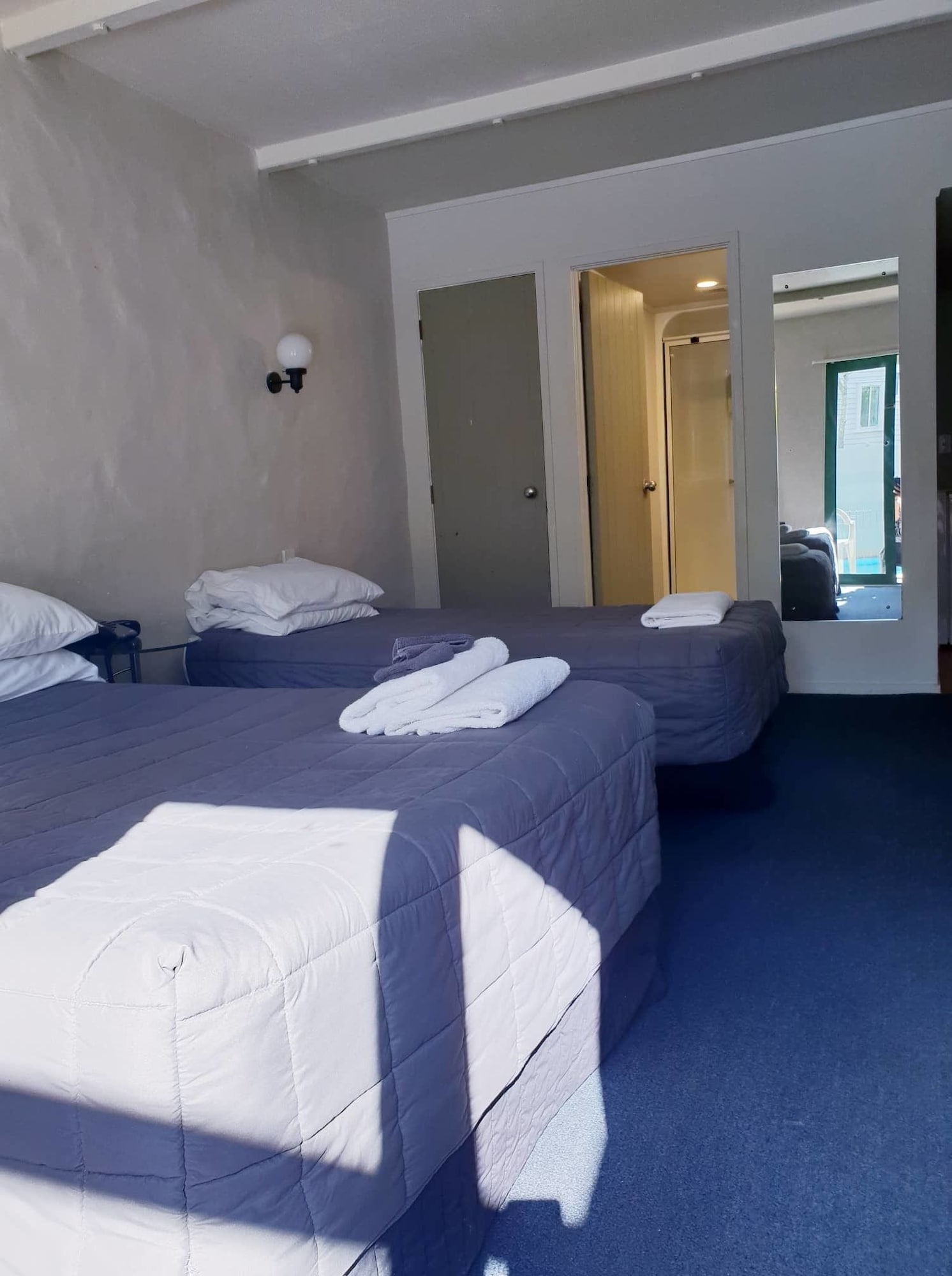 STUDIO, TWIN BEDS