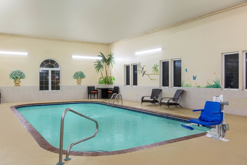 Super 8 by Wyndham Ottawa 6/26