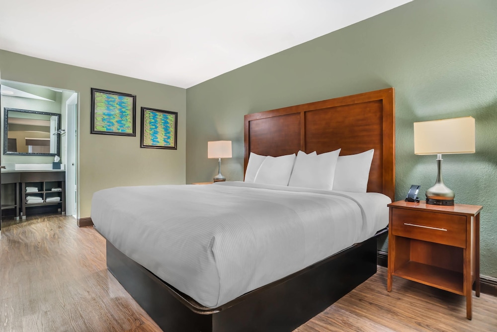 جناح بسرير كينج مع أريكة، Quality Inn & Suites Near Panama City Beach 2/3