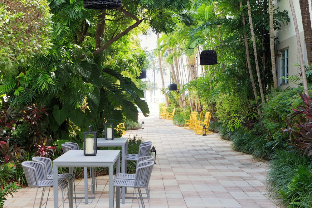 Kimpton Surfcomber Hotel 7/80
