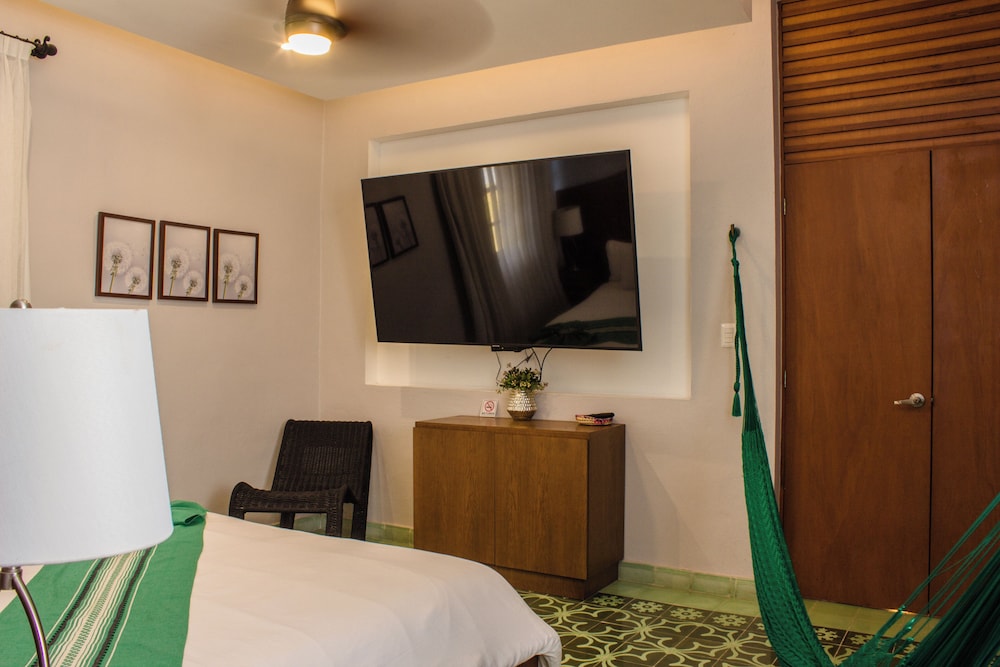 JUNIOR SUITE, KING BED, GARDEN VIEW, 2 BATHROOMS, SOFA