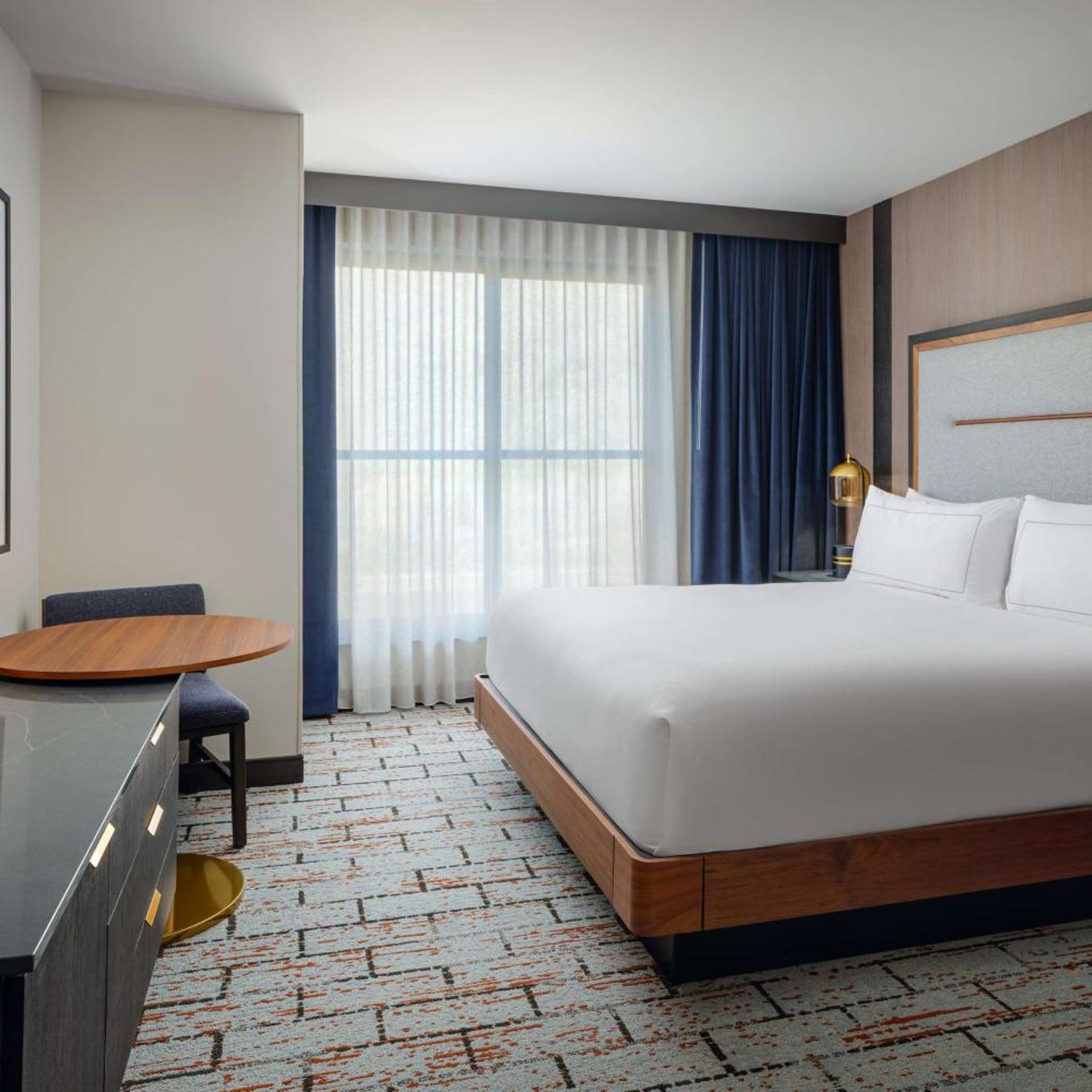 Superior, King Bed, Mountain and Lake View, Balcony, Corner