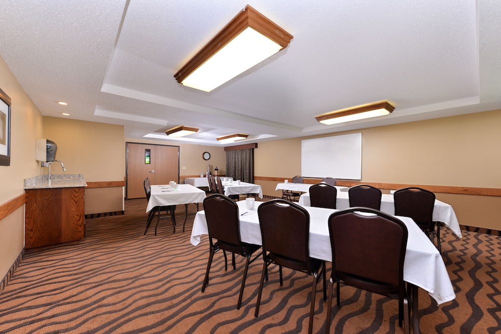 AmericInn by Wyndham St. Cloud MN I-94 32/35