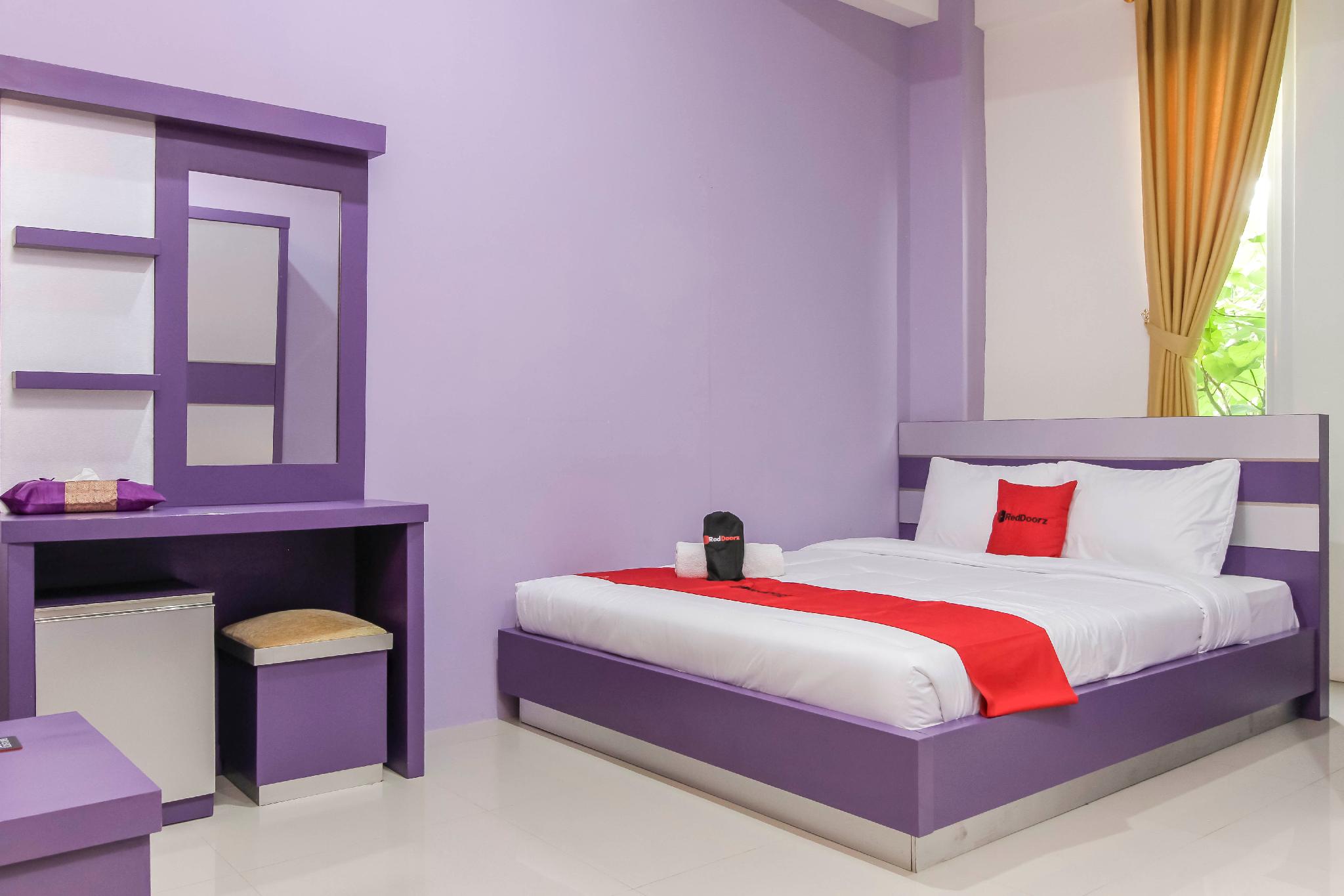 Reddoorz Plus Near Stasiun Bekasi 16/45