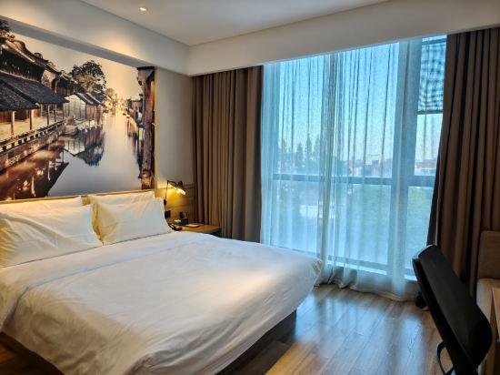Elegant, Queen Bed