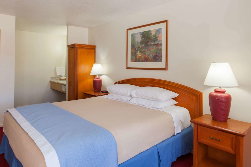 Days Inn by Wyndham Castaic Six Flags Magic Mountain 7/15
