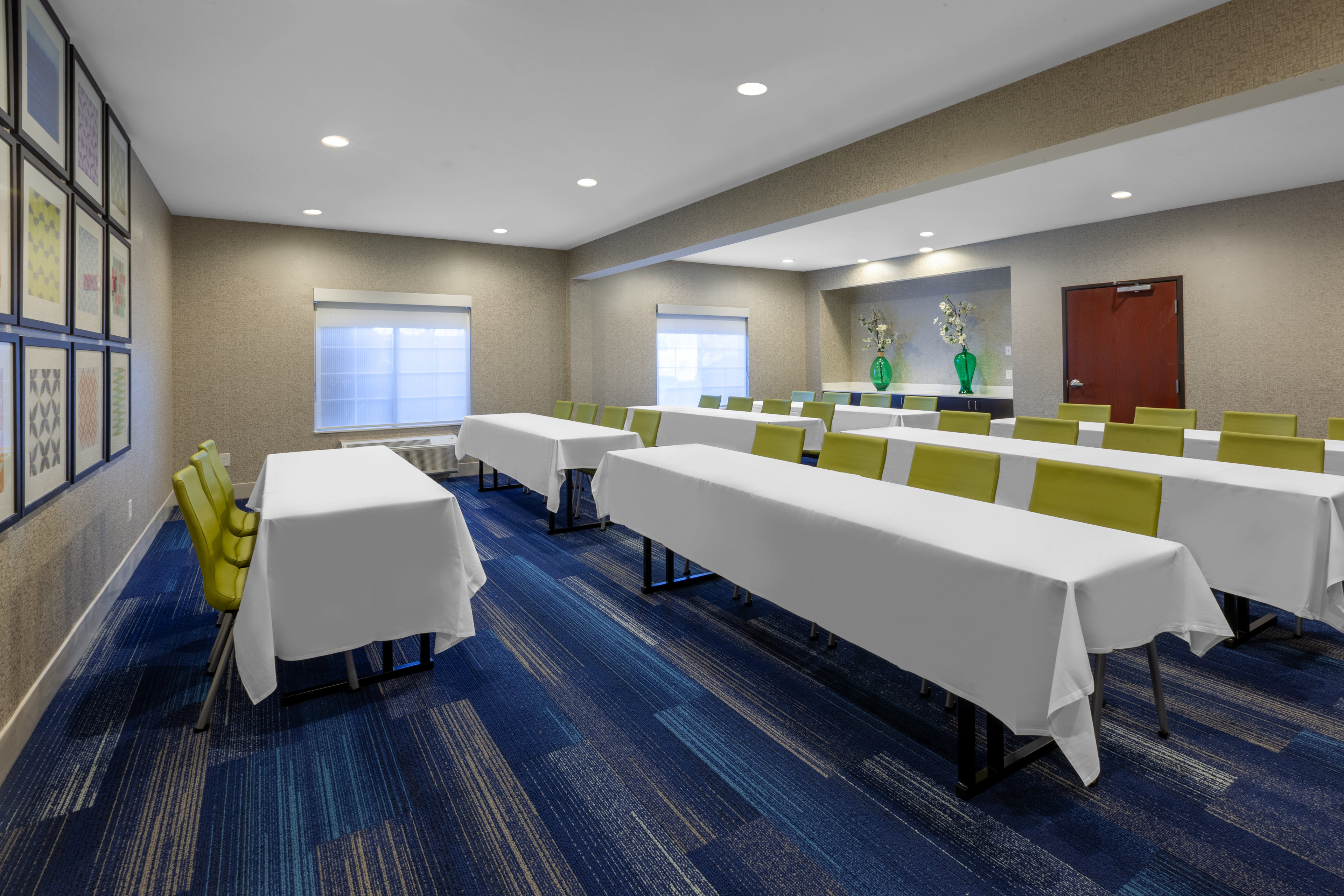 Holiday Inn Express Hotel Suites Woodhaven 53/59