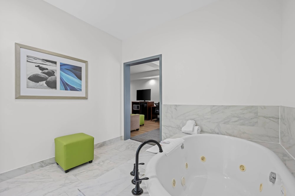 Comfort Suites New Bern near Cherry Point 65/65
