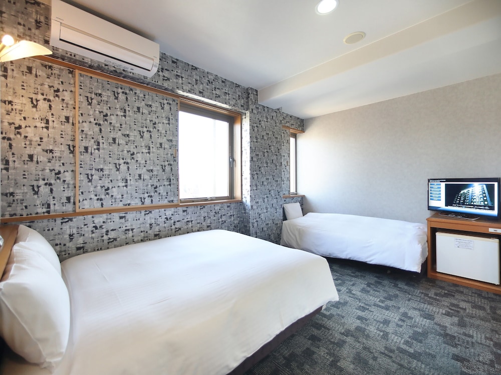 TWIN BEDS, SMOKING, ACCESSIBLE