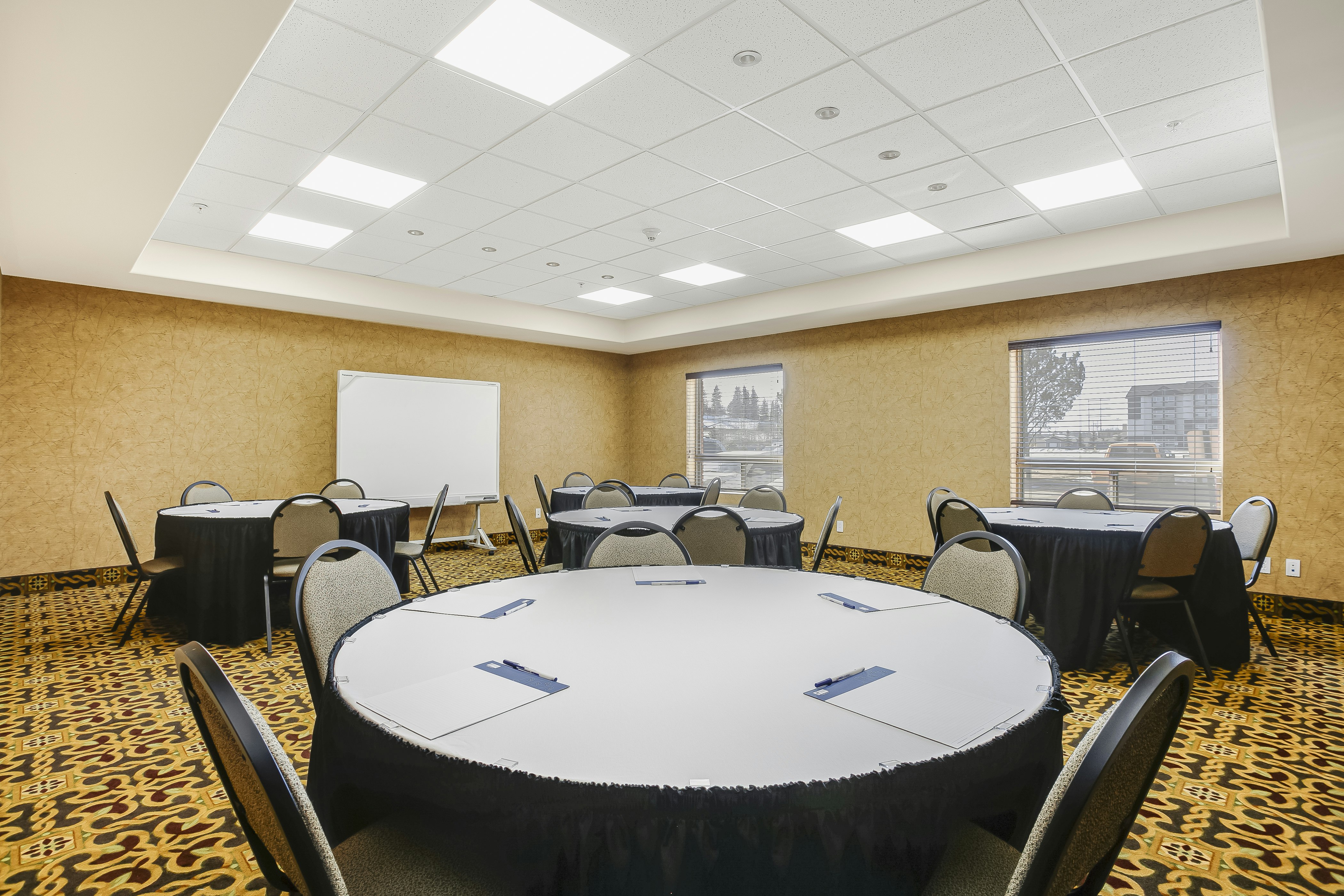 Holiday Inn Express Suites Slave Lake 65/69