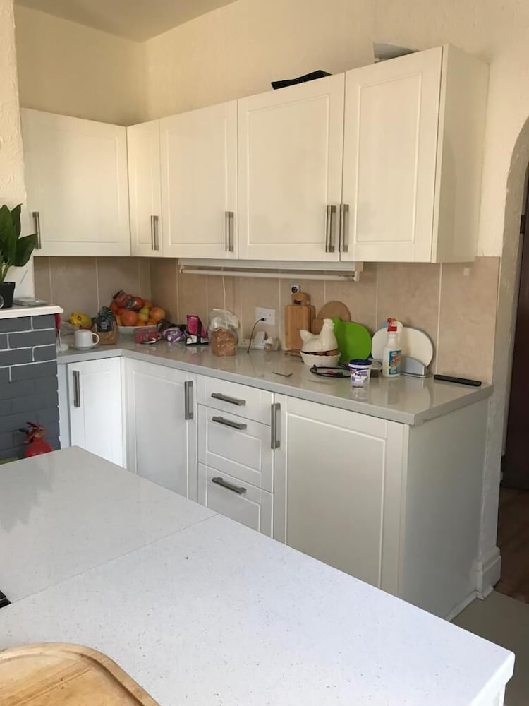 Woodville Lodge Leeds Free Parking Direct Bus to City Centre 33/45