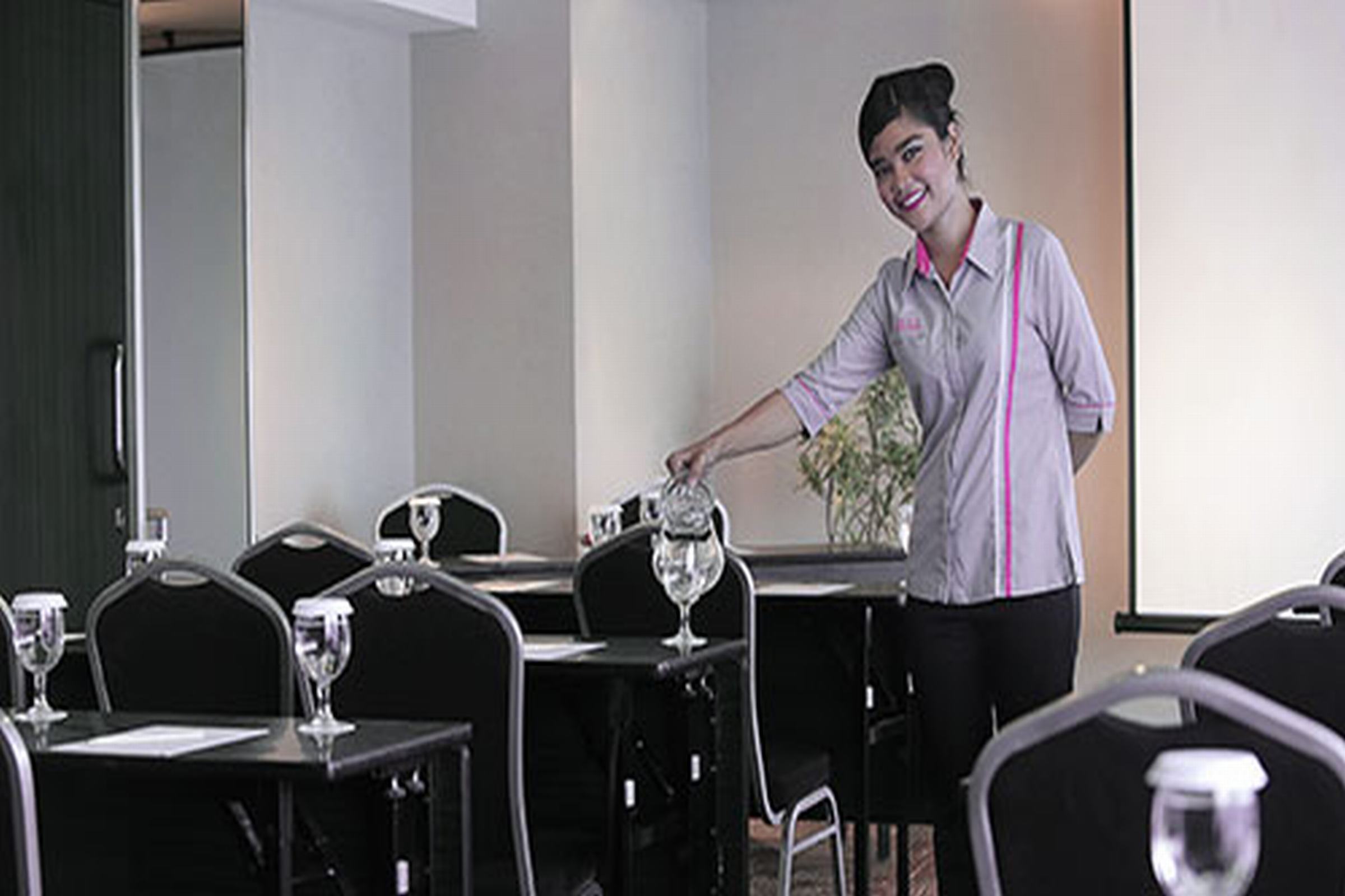 Yusra Inn Hotel Bekasi 25/26