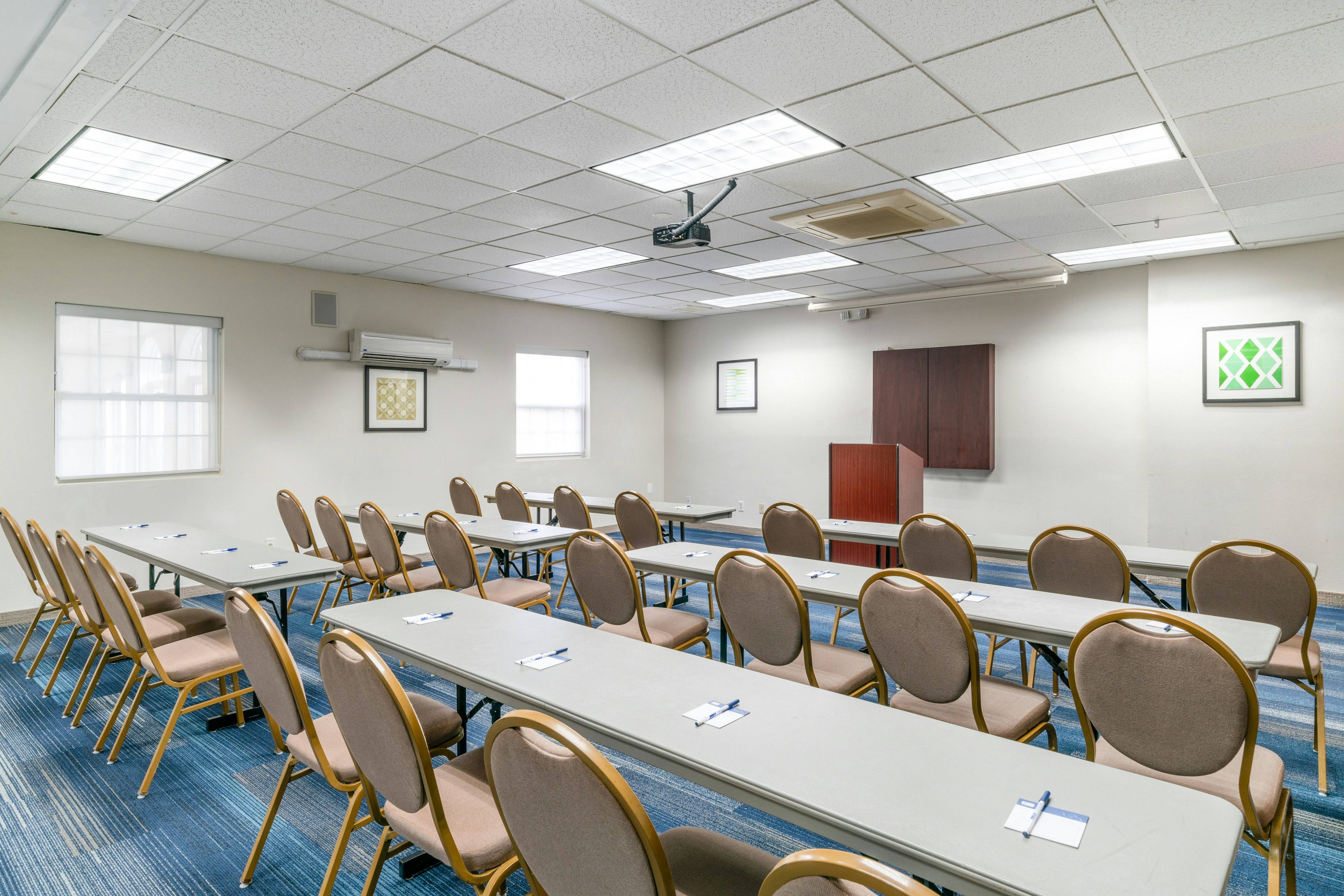 Holiday Inn Express Prince Frederick 51/56