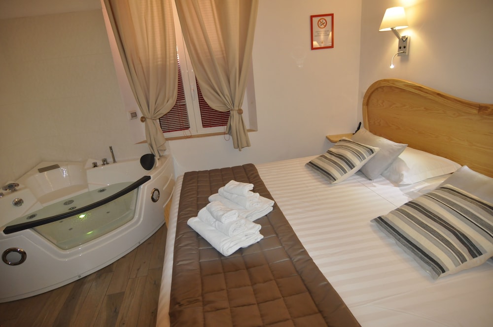 GLAMOUR, LUXURY, KING BED, JETTED TUB