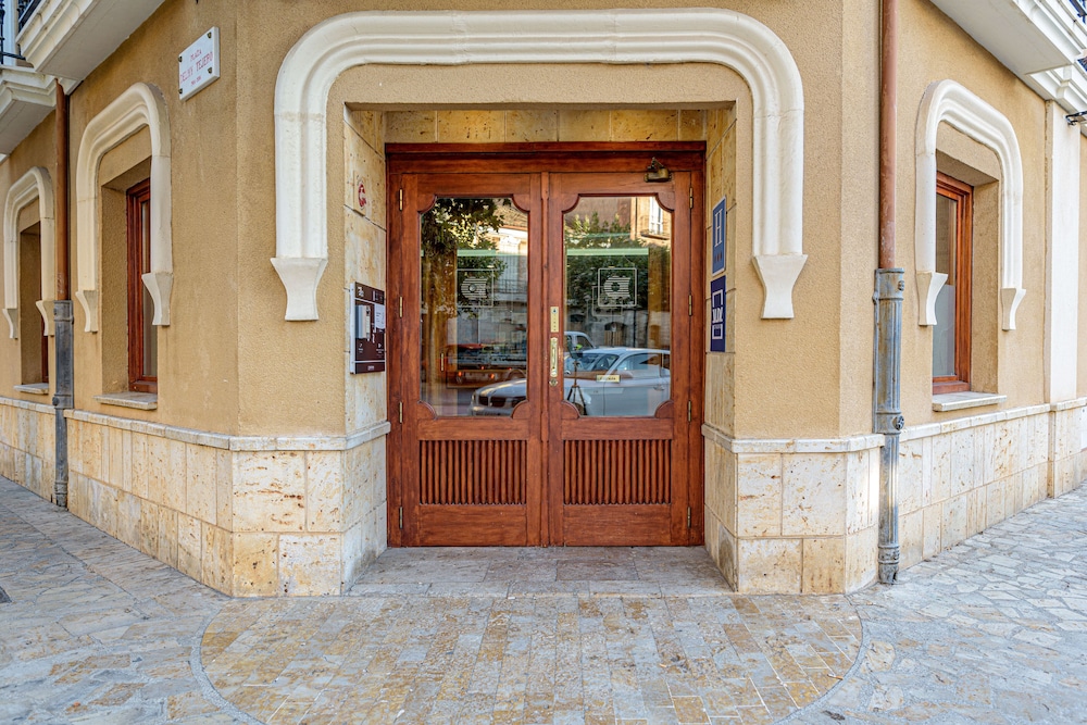 Hotel Maria de Molina 11/50
