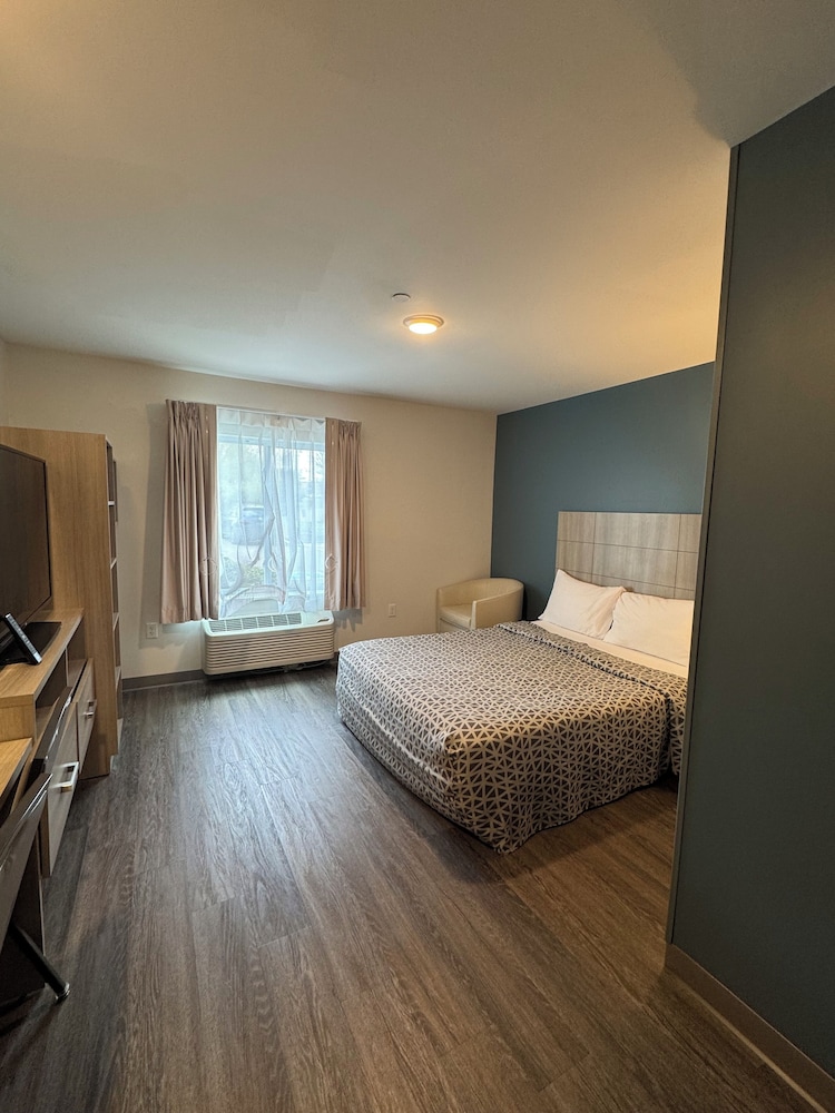 SUITE, QUEEN BED, ACCESSIBLE