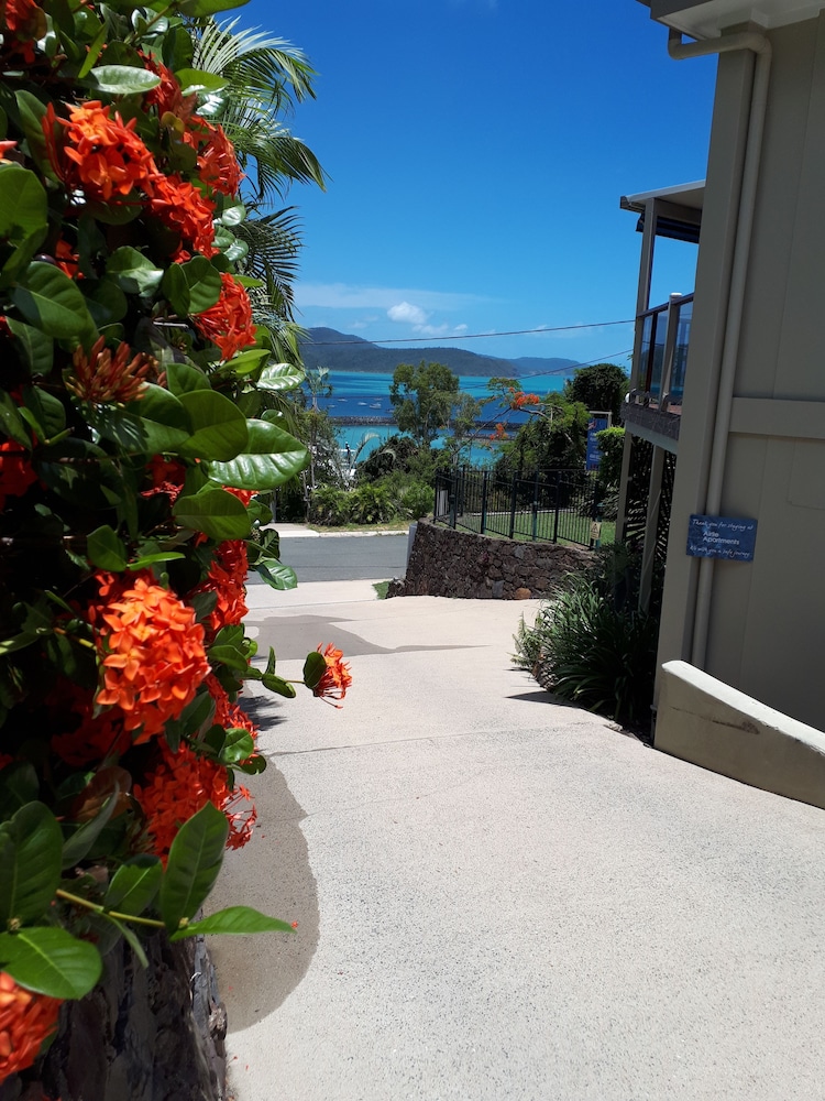 Airlie Apartments 74/78