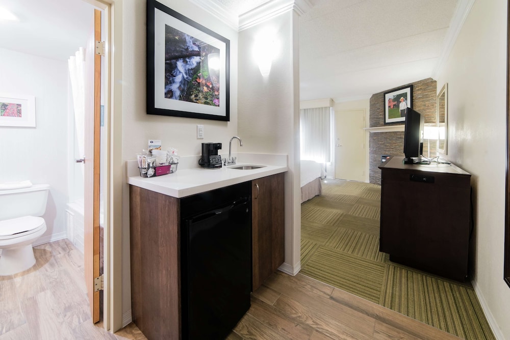 Hampton Inn Caryville-I-75/Cove Lake-State Park 12/84